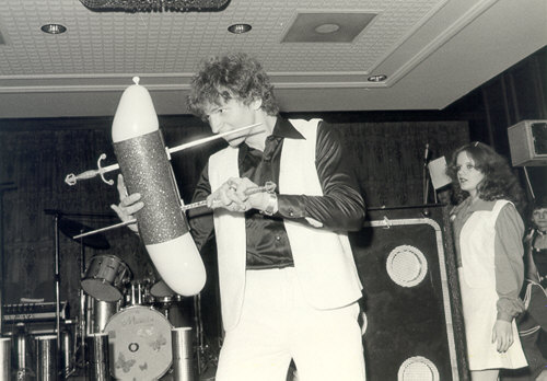 Die Würfel Cubusillusion wurde von den Wiener I.B.M.-Mitgliedern erfunden, und erstmals am Ball der Magier von "Diamond" präsentiert. (Wolfgang Fürnweger)