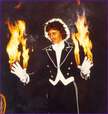 Tony Rei's brennende Hände wurden bereits über 500 mal von Zauberkollegen in ihre Show aufgenommen.