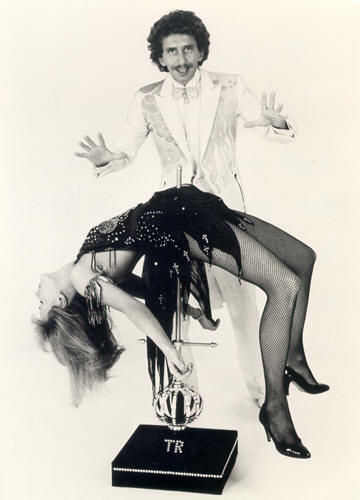 Weltpremiere am 8. Ball der Magier. Tony Rei zeigt die "PIERCED ILLUSION" - 4 Jahre später hat auch David Copperfield sie in seinem Programm aufgenommen.