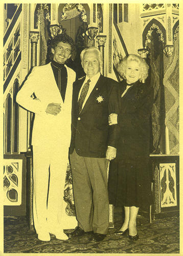 Das goldene Verdienstzeichen der Magie wird zum 3. mal verliehen. Ausgezeichnet wird Bill Larsen vom Magic Castle / Hollywood. (Tony Rei, Bill Larsen, Irene Larsen)