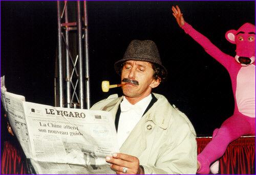 Sherlock Holmes ist mit dem "Pink Panther Ballett" zu Gast und verlost einen Diamantring im Wert von 21.000,- ATS am 21. Ball der Magier.