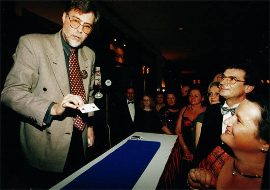 Publikumsliebling Doc Eason aus den USA bei einem seinen beliebten Kartentricks.