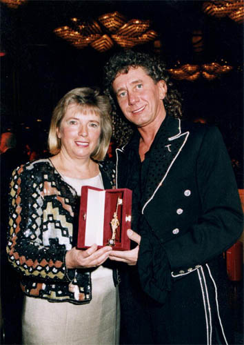 Frau Vizebürgermeister Grete Laska zeichnete Tony Rei um die Verdienste für Wien mit dem "Goldenen Rathausmann" aus.