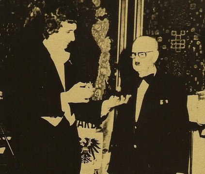 Tony Rei überreicht Fritz Lisetti das goldene Verdienstzeichen der Magie