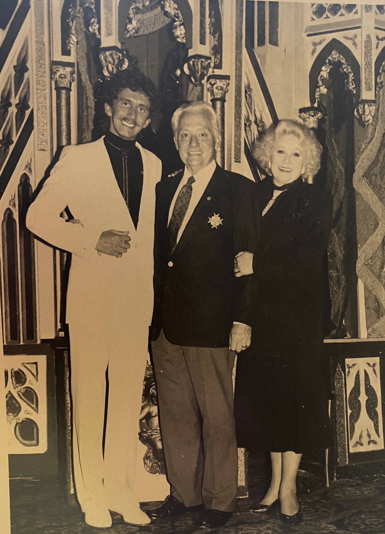 Tony Rei das goldene Verdienstzeichen der Magie für Bill Larsen